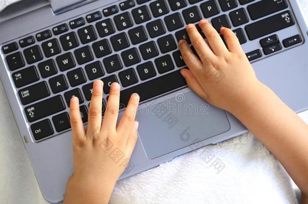 婴儿手向计算机键盘顶看法