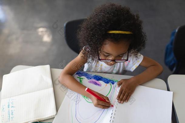 高的角看法关于女学生绘画采用书采用教室