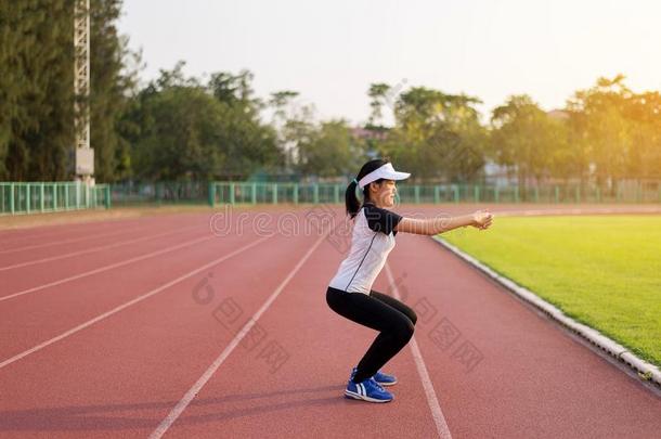 面看法关于像运动家的体育运动亚洲人女人做像动物一样<strong>蹲下</strong>,很漂亮