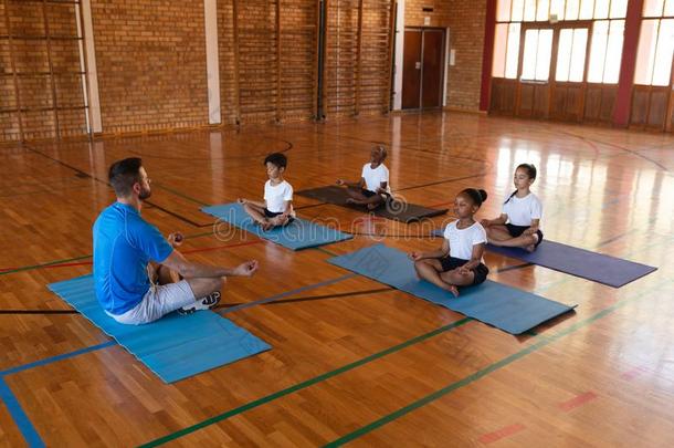瑜伽教师教学瑜伽向学校小孩采用学校