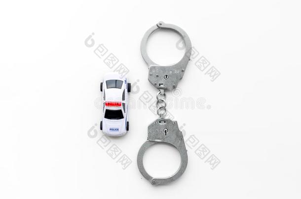 警察部门观念.警察部门汽车玩具和h和cuff向白色的背景