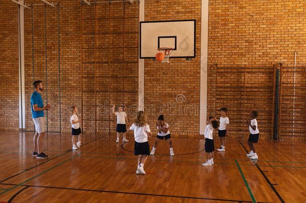 篮球教练教学向学龄儿童在篮球法院