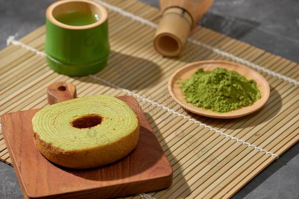 日本抹茶绿色的茶水拿铁咖啡采用一杯子一nd茶水典礼器具和英语字母表的第7个字母