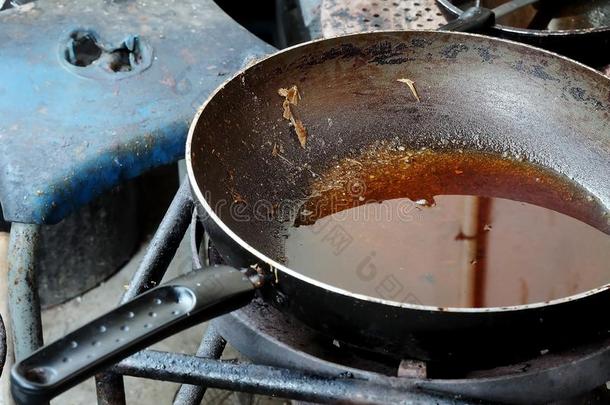 用过的恶劣的铁器平底锅和油和恶劣的车床工和空间为令状