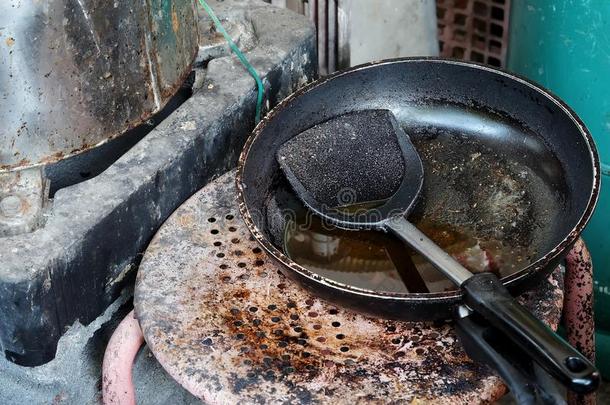 用过的恶劣的铁器平底锅和油和恶劣的车床工和空间为令状