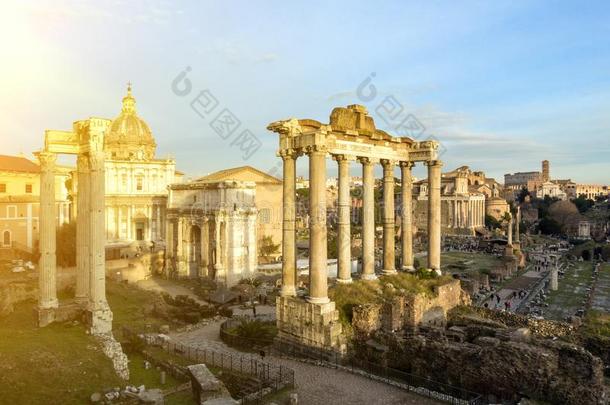 古罗马的论坛.广阔的挖掘地区关于古罗马的庙.