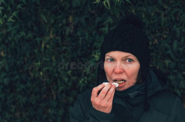 女人应用嘴唇<strong>香油</strong>出局向指已提到的人大街