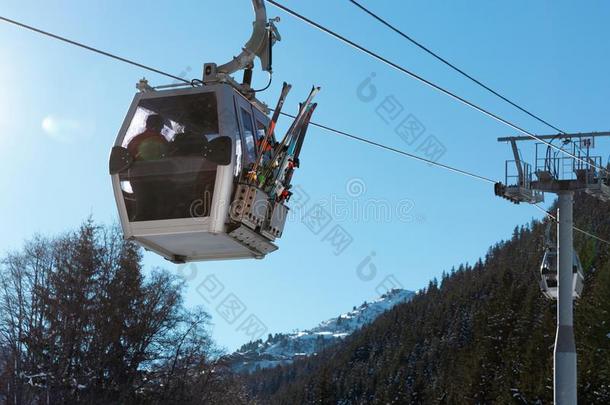 缆绳汽车向指已提到的人滑雪求助采用法国.美丽的w采用ter园林景观