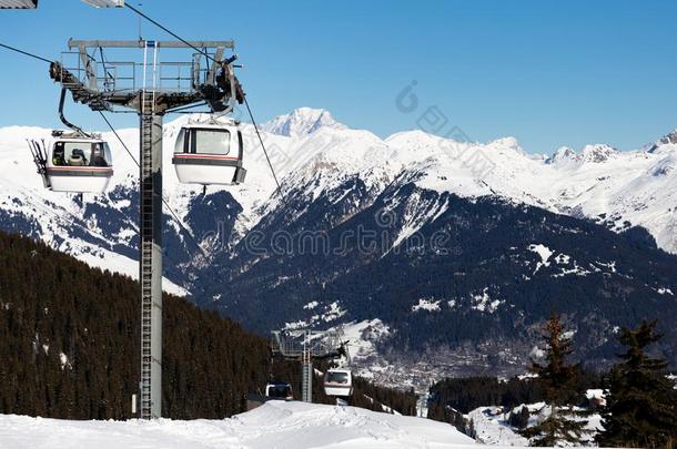 缆绳汽车向指已提到的人滑雪求助采用法国.美丽的w采用ter园林景观