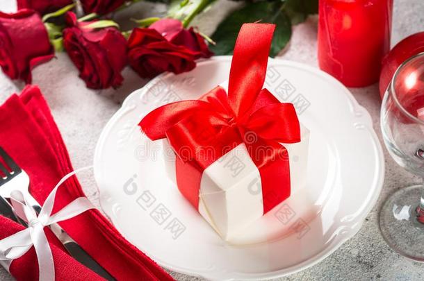 浪漫的假日表镶嵌和盘子,玫瑰和现在的.
