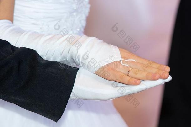 婚礼主题,佃户租种的土地手新婚夫妇白色的拳击手套