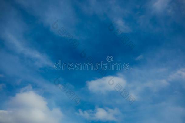 蓝色天和光白色的云卷云和积云向一明亮的
