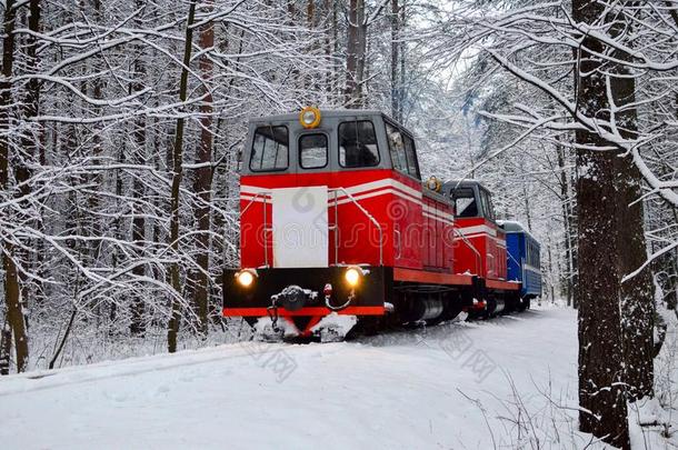 一老的酿酒的红色的火车和小的蓝色<strong>客车</strong>厢乘通过