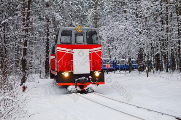 一老的酿酒的红色的火车和小的蓝色客车厢乘通过