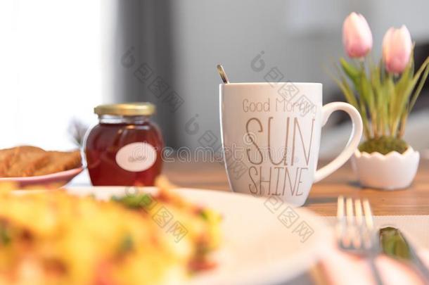 好的早晨阳光早餐在指已提到的人早晨