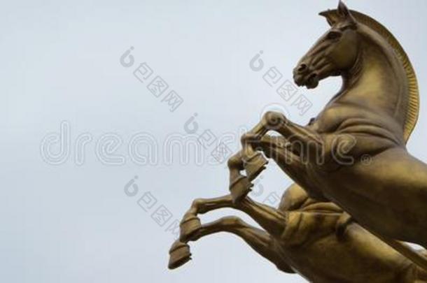 青铜雕刻关于两个马反对指已提到的人天