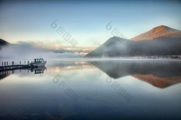 有雾的冬早晨,湖<strong>旋翼</strong>机,新的西兰岛