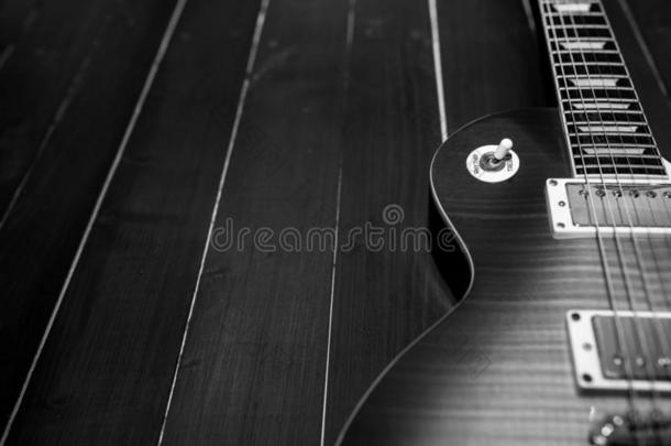 电的吉他向木材地面采用黑的和白色的