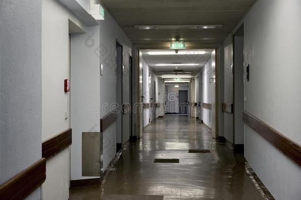 医院没有人黑暗的走廊不易受欢迎的人