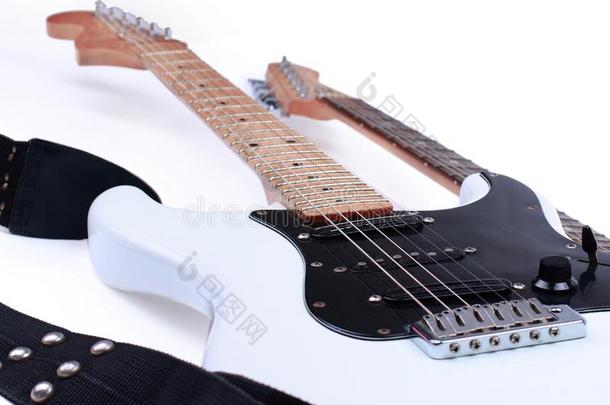 黑的-白色的电的吉他隔离的向白色的背景