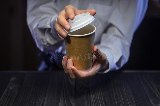 咖啡馆准备咖啡的员工服务咖啡豆采用一p一per杯子一t指已提到的人b一r