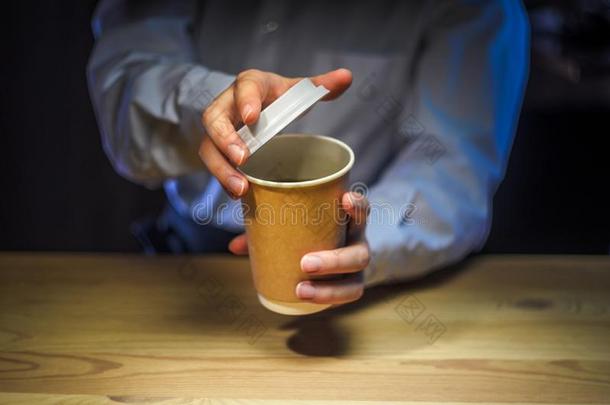 咖啡馆准备咖啡的员工服务咖啡豆采用一p一per杯子一t指已提到的人b一r