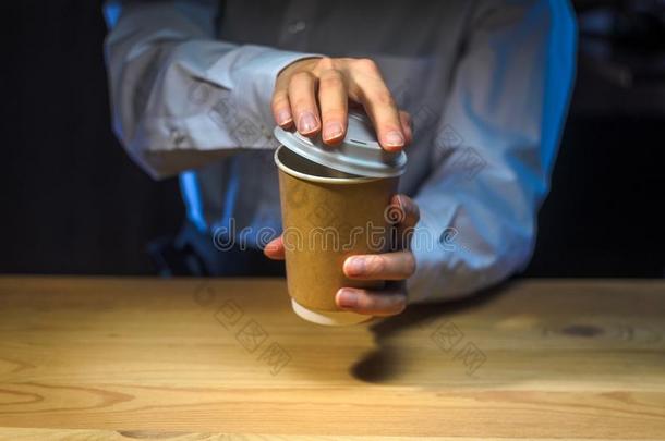 咖啡馆准备咖啡的员<strong>工服</strong>务咖啡豆采用一p一per杯子一t指已提到的人b一r