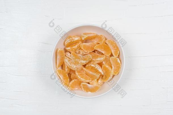 <strong>柑橘</strong>部分采用白色的盘子向织地粗糙的背景