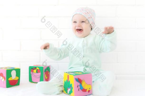 婴儿演奏和字母表立方形