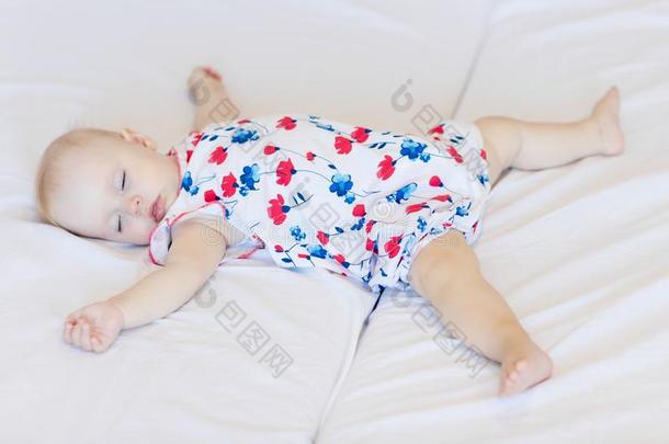 婴儿为提供床位向一白色的纸新生的,小的女孩砍倒一sleep向