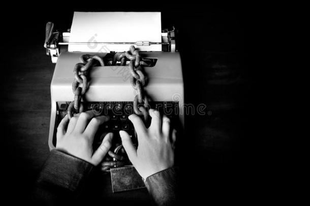 信息审查制度-手文字向一打字机上锁的winter冬天