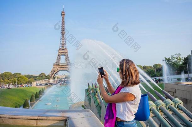 有魅力的女士台采用中心关于巴黎.背景关于Eiffel语言英语字母表的第20个字母