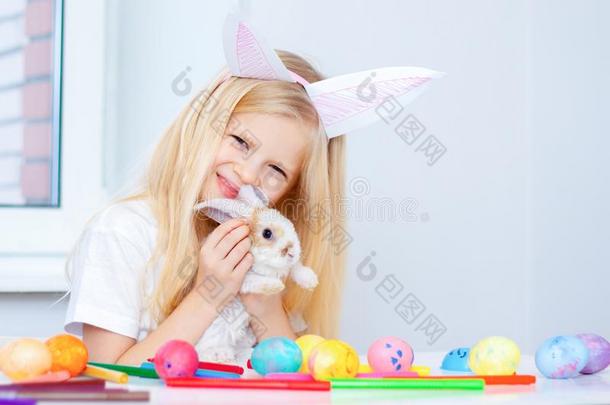 白肤金发碧眼女人女孩采用兔子耳向上端和小的兔子采用她h和s