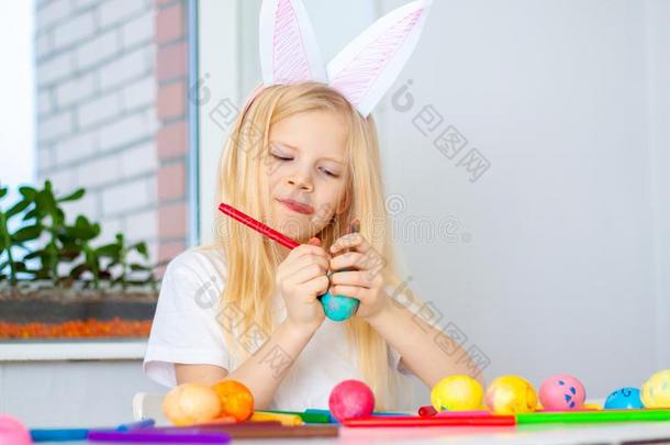 小的女孩采用兔子兔子耳向上端是（be的三单形式prepar采用g为复活节