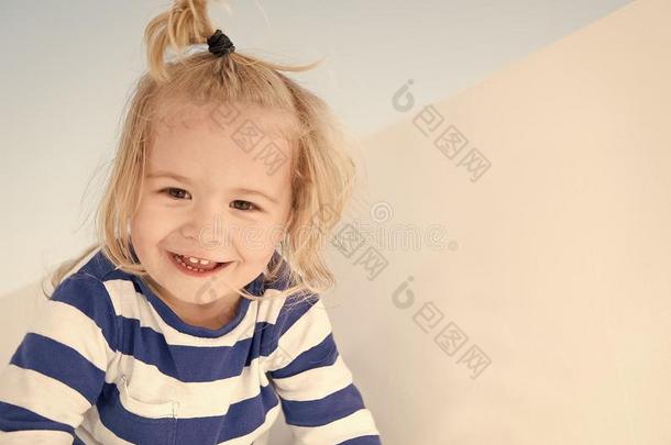 小的男孩微笑采用海<strong>军衣</strong>服.幸福的小孩享有和煦的：照到阳光的一天.英语字母表的第11个字母