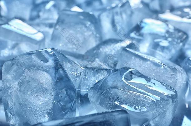 桩关于透明的冰立方形的东西熔化的