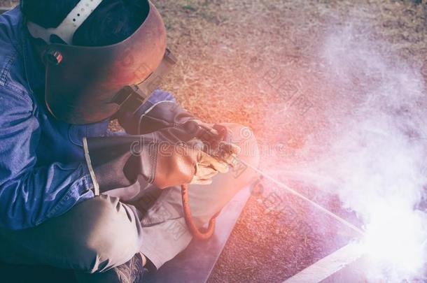 工人焊接工工作的焊接法钢采用采用dustry和安全面具