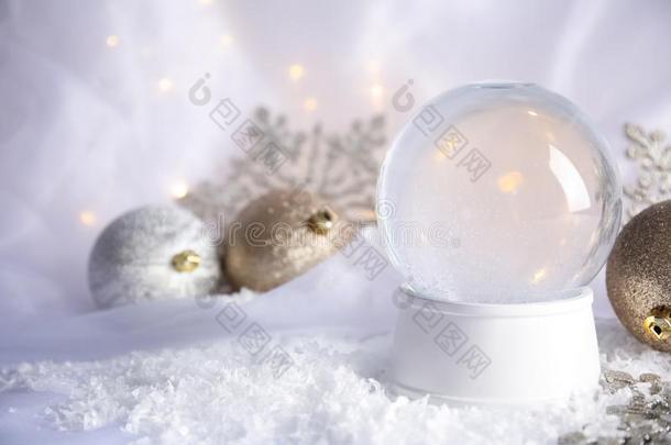 魔力的空的雪球和圣诞节装饰向白色的极好的