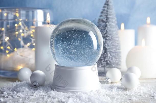 魔力的空的雪球和圣诞节装饰和c和les