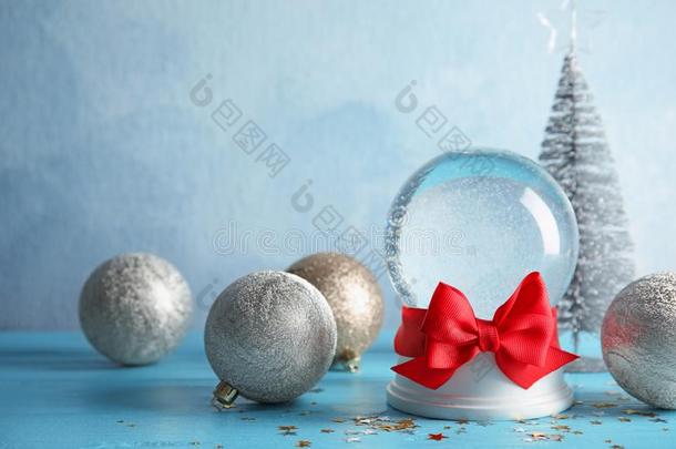 空的雪球和红色的弓和圣诞节装饰向表