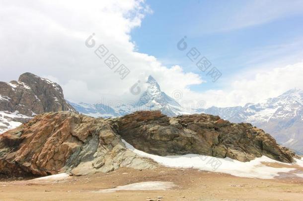 美丽的山风景和看关于指已提到的人马塔角切换