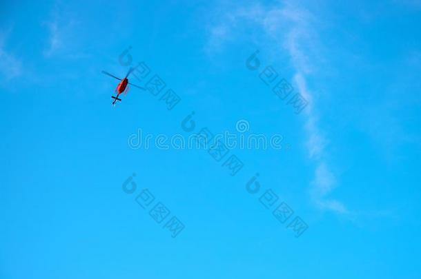 红色的<strong>直升机</strong>采用蓝色天.紧急情况服务<strong>直升机</strong>飞行.