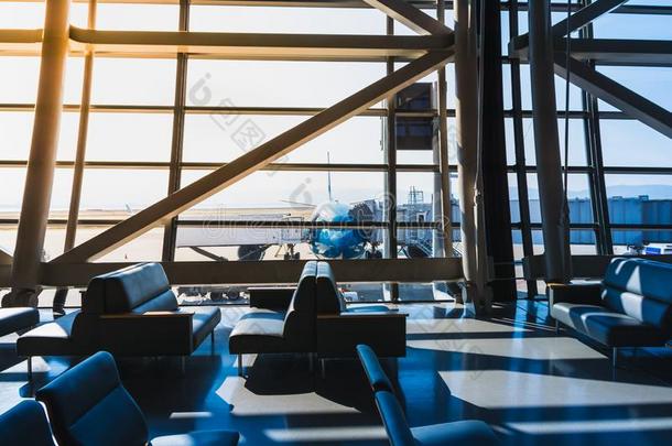 机场休息厅在机场末期的和飞机采用背景