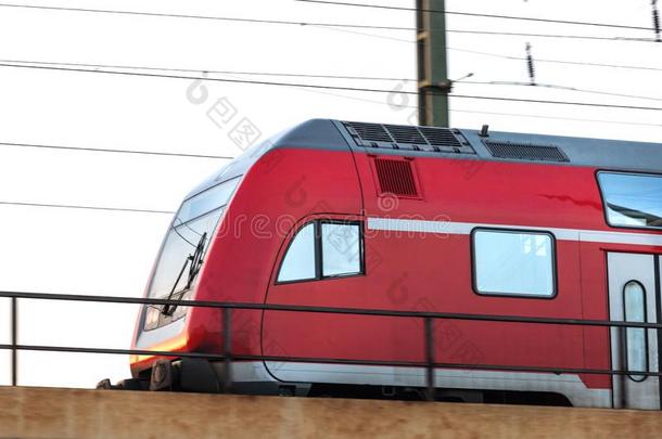 红色的乘客火车超速行驶向一桥