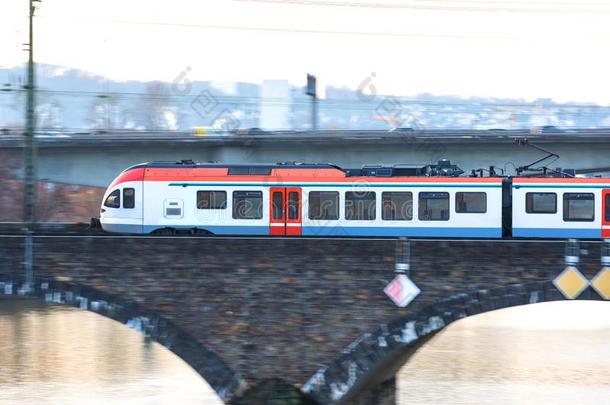 乘客火车超速行驶向一桥