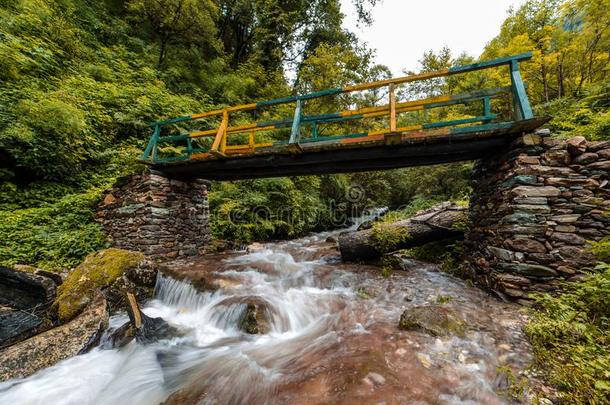 木制的桥越过瀑布采用喜马拉雅山脉-sa采用j,古卢,希马赫