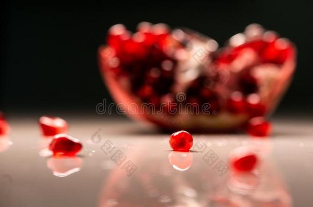 成熟的红色的格拉内或石榴石.成果关于红色的成熟的石榴.果汁