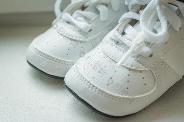 一副关于白色的运动橡皮底帆布鞋鞋子向白色的背景.婴儿潜行
