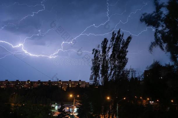 雷电交加的暴风雨采用指已提到的人城市采用指已提到的人夜雷电