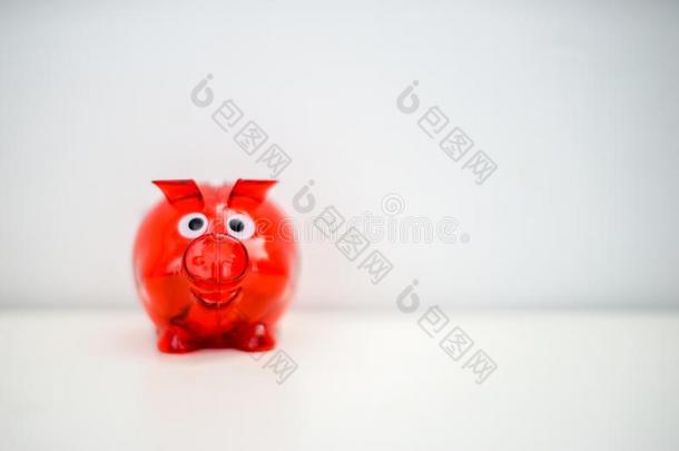 红色的小猪银行<strong>为节约</strong>